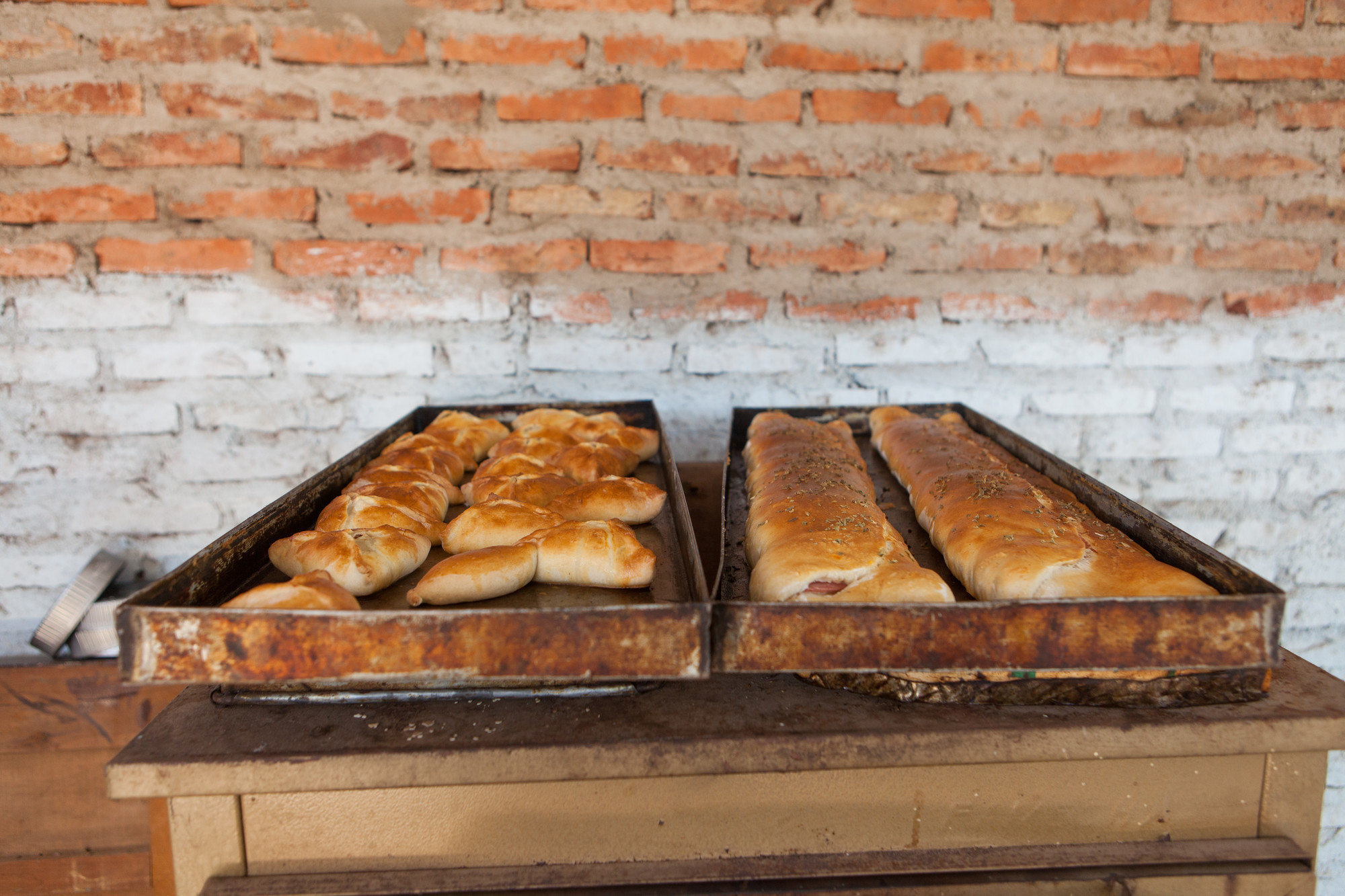 Baked good cooling on trays