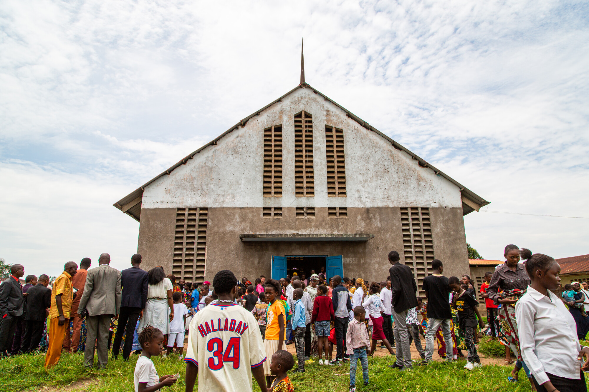 CEFMC Kimpwanza Kikongophone parish in Kikwit At the end of the service, the faithful gather in front of the parish and exchange news as a sign of conviviality. Host families and displaced families wo